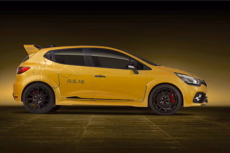 So với một chiếc xe cỡ nhỏ Clio bình thường, Clio RS 16 rộng hơn tới 6 cm do có các vòm bánh xe lớn hơn, đi kèm với bộ mâm bản lớn 19 inch. Hệ thống treo của chiếc xe cũng đã "mượn" từ xe đua rally Clio R3T.