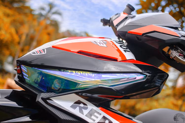 Toàn bộ dàn áo của chiếc xe cũng đã được trang trí lại với tem đấu Repsol đặc trưng của hãng xe Honda với 4 màu đen - cam - đỏ - trắng sặc sỡ. Chóa đèn trước của xe cũng đã được phủ pha lê đổi màu đẹp mắt.