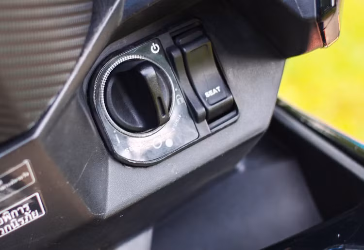 Để chiếc Vario an toàn trước "đạo chích", hệ thống khóa thông minh Smartkey giống Honda SH và Honda PCX đang bán ở Việt Nam cũng đã được "chế cháo" lại và lắp cho chiếc xe.