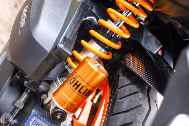 Giống như phuộc trước, phuộc sau xe cũng đã được nâng cấp lên loại Ohlins. Ngay bên cạnh là dè con phía sau được sơn carbon đẹp mắt.