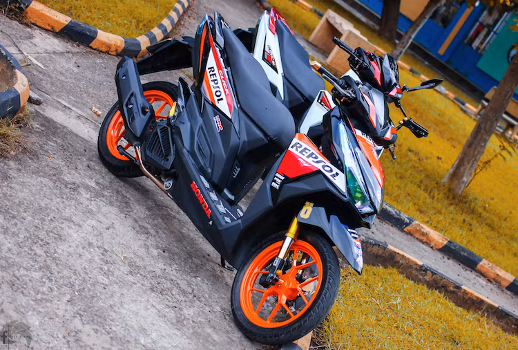 Với dàn tem Repsol cùng hàng loạt đồ chơi đầy hấp dẫn, chiếc xe tay ga Vario 150 của biker Sài Gòn này đã càng trở nên thể thao và hấp dẫn hơn.