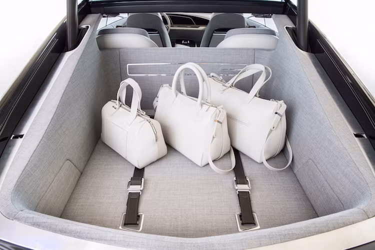 Là một chiếc coupe 5 cửa dạng liftback, cửa sau của Escala mở lật lên như hatchback, để lộ khoang hành lý có thể tích rộng rãi, đủ chỗ chứa vài va li du lịch. Toàn bộ khoang hành lý cũng được bọc hoàn toàn trong vải ghi.