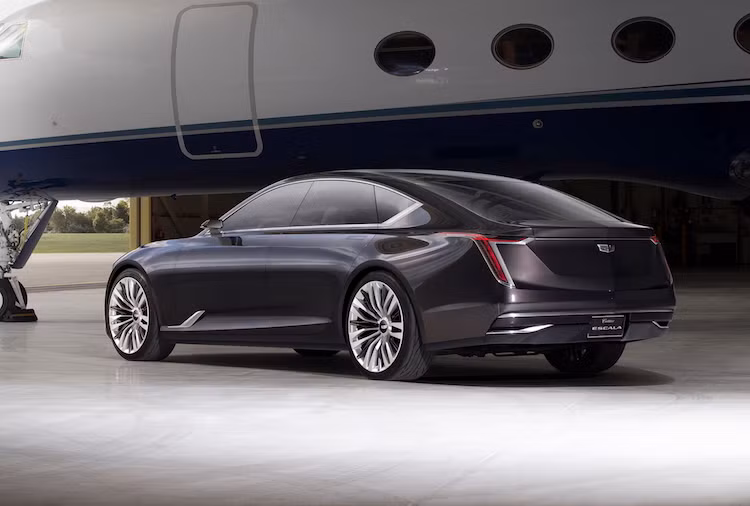 Tuy nhiên trên thực tế, chiều dài lớn hơn tới 152,4 mm so với chiếc CT6 - vốn đã là một mẫu sedan hạng sang cỡ lớn cạnh tranh với Audi A8 hay Mercedes S-Class đã khiến Escala "trên cơ" A7 nếu như chiếc xe được đưa vào sản xuất hàng loạt. Ở phía sau, chiếc xe có phần đuôi được thiết kế đơn giản với các đèn hậu đặt dọc theo phong cách truyền thống của hãng.