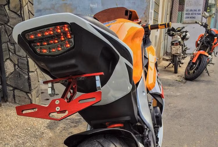 Ở phía sau, bằng cách sửa đổi lại khung phụ của Hornet 250, LeeAT cũng đã có thể "ghép" phần đuôi của Honda CBR1000RR vào, kèm theo đèn hậu LED như trên CBR1000RR thật. Do Hornet vốn đã được trang bị mâm bản lớn nên xưởng độ chỉ lắp cho xe lốp cỡ to.