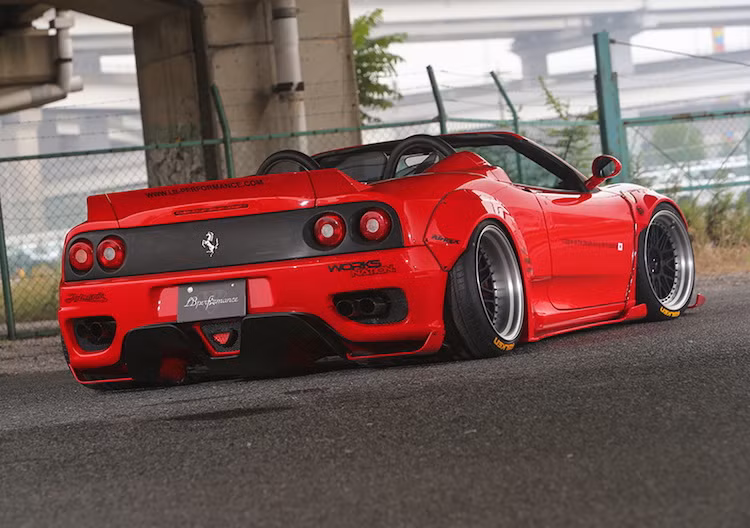 Tương tự như phía trước, cản sau nguyên bản của 360 Spider cũng đã được Liberty walk giữ nguyên, chỉ lắp thêm các cánh khuếch tán không khí dưới gầm xe. Kết thúc các thay đổi ngoại thất là một cánh đuôi dạng nẹp "đuôi vịt" được gắn trước nắp động cơ của xe.