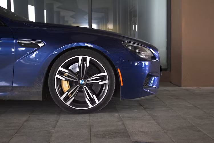 Nằm bên dưới nắp ca-pô của M6 Gran Coupe là khối động cơ V8 4.4l tăng áp kép được chia sẻ với X5M, X6M và M5, đem tới công suất tối đa lên tới 560 mã lực và mô-men xoắn cực đại 680 Nm. Cùng với hộp số ly hợp kép 7 cấp và hệ dẫn động cầu sau, chiếc xe có thể tăng tốc từ 0-100 km/h chỉ trong 4,2 giây và đạt tốc độ tối đa giới hạn điện tử là 250 km/h.