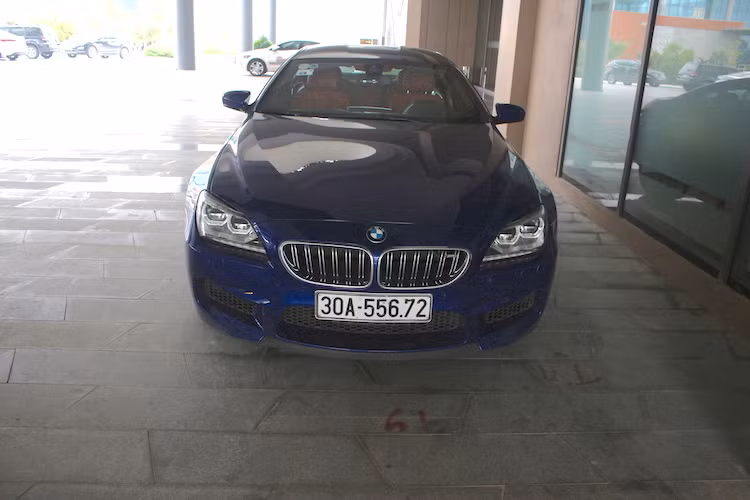 Về ngoại thất, M6 Gran Coupe cũng đã nhận được những nâng cấp tương tự như M6 Coupe 2 cửa bình thường. Trong đó, nổi bật ở phía trước xe là cản trước với các khe hút gió lớn theo đúng phong cách của những mẫm BMW M thể thao, cùng với lưới tản nhiệt hình bầu dục với các nan dọc mạ chrome được chia thành cặp và có logo M6 nằm bên góc phải.