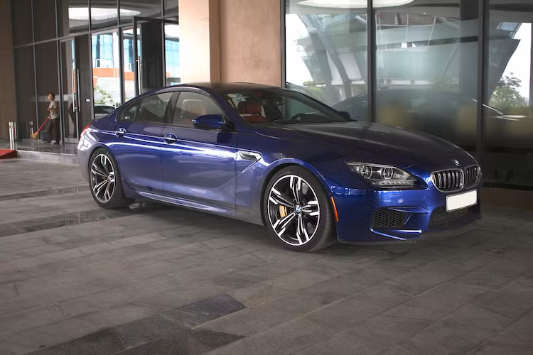 Với gói lựa chọn Competition Package, động cơ của xe sẽ có công suất tăng lên thành 600 mã lực và mô-men xoắn cực đại 700 Nm, giúp giảm thời gian tăng tốc xuống chỉ còn 3,8 giây. Cách đây 2 năm, M6 Gran Coupe từng được phân phối chính hãng tại thị trường Việt Nam với giá khoảng 7 tỷ đồng.