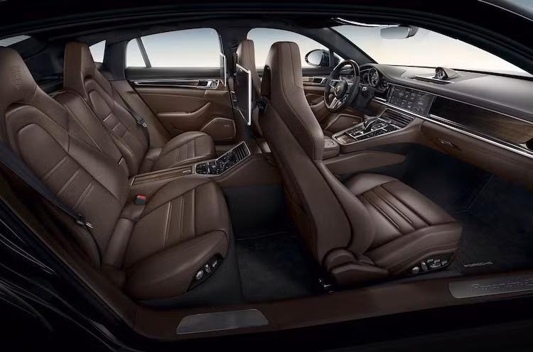 Gói độ Exclusive mới còn giúp nâng cấp nội thất của Panamera với hệ thống thông tin giải trí độc lập ở hàng ghế sau là những máy tính bảng Android, cùng với cabin bọc da cao cấp và sử dụng các loại gỗ ốp quý.