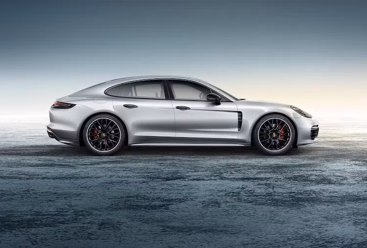 Hai bên thân xe không có thay đổi gì, ngoại trừ một số chi tiết như tay nắm cửa hay ốp gương được sơn bóng tương phản cùng các tùy chọn mâm đúc đặc biệt đã được Porsche thiết kế riêng cho xe.