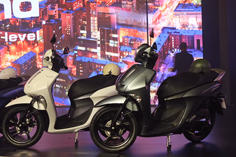 Tại Việt Nam, Yamaha tỏ ra khá quan tâm tới phân khúc xe tay ga giá rẻ và tầm trung khi trong 3 năm gần đây, hãng đã đều đặn "trình làng" những dòng xe hoàn toàn khác nhau như Grande (2014), Acruzo (2015) và năm nay là Yamaha Janus 125.