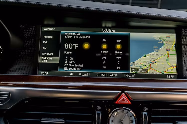 Hệ thống thông tin giải trí của Genesis G90 có một màn hình cực lớn với kích thước 12,3 inch nằm trên bảng táp-lô. Để đảm bảo an toàn khi đang lái xe, hệ thống này được điều khiển qua núm vặn trên bảng điều khiển trung tâm thay vì cảm ứng. Bảng táp-lô của xe còn có thêm một màn hình 7 inch đa thông tin.