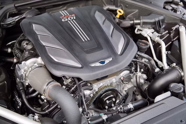 Tại Mỹ, Genesis G90 cũng sẽ được bán với 2 phiên bản động cơ xăng chính: V6 3.3l tăng áp kép với công suất tối đa 365 mã lực cùng mô-men xoắn cực đại 509 Nm và V8 5.0l nạp khí tự nhiên mạnh 420 mã lực/519 nm.