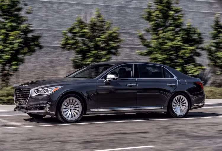 Cả 2 động cơ này đều được kết hợp với hộp số tự động 8 cấp và hệ dẫn động cầu sau. Tuy nhiên, khách hàng cũng có quyền lựa chọn hệ thống dẫn động 4 bánh H-Trac của Hyundai để có độ bám đường tốt hơn.