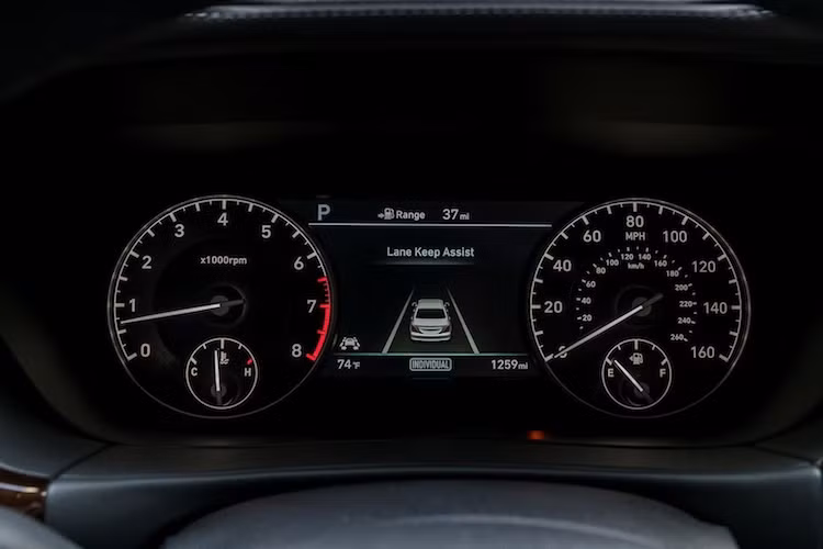 Các trang bị an toàn tiêu chuẩn của Genesis G90 cũng đứng đầu phân khúc với các hệ thống như tự động phanh khẩn cấp, hệ thống phát hiện người đi bộ, cảnh báo điểm mù thông minh, cảnh báo xe đang vượt, hỗ trợ chuyển làn, cảnh báo lái xe mất tập trung, đèn pha tự thay đổi góc chiếu, màn hình hiển thị 360 độ xung quanh xe...