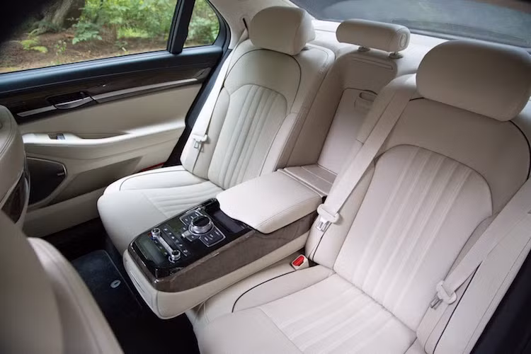 Với trục cơ sở dài hơn gần 12 cm, các "VIP" ngồi ở hàng ghế sau của xe cũng có không gian cực kỳ rộng rãi. Cảm giác thoải mái trong khoang lái đã được các kỹ sư của Genesis chú trọng cải thiện bằng cách sử dụng hệ thống treo chủ động của ZF/Sachs, vật liệu cách âm đặc biệt, phim dán cách âm trên các cửa kính và mâm xe đặc biệt nêu trên.