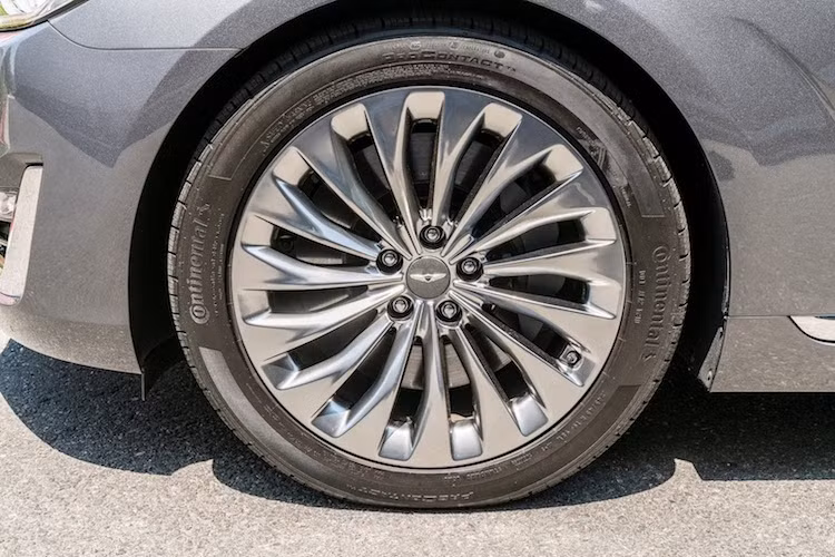 Genesis G90 được trang bị mâm hợp kim 15 cánh với đường kính lên tới 19 inch. Có tên gọi Helmholtz, mỗi chiếc mâm của xe có thiết kế 2 ghép từ 2 mảnh với buồn tán âm riêng được tích hợp, không chỉ giúp giảm tiếng ồn mà còn khiến xe nhẹ hơn tới 3,18 kg. Mặc dù vậy, tuỳ thuộc vào phiên bản, trọng lượng xe dao động từ 2.420 kg đến 2.595 kg.