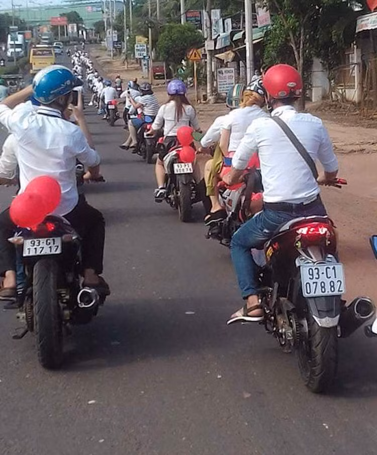 Dù có số lượng xe cực lớn nhưng do có dẫn đoàn chuyên nghiệp cùng sự phối hợp ăn ý giữa các thành viên, đoàn xe Exciter rước dâu đã luôn di chuyển ngay ngắn theo 2 hàng trong suốt quãng đường đi.