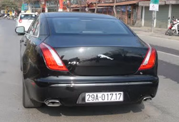Không chơi được tứ quý, chiếc Jaguar hàng hiếm này cũng gây chú ý với biển cặp 17.