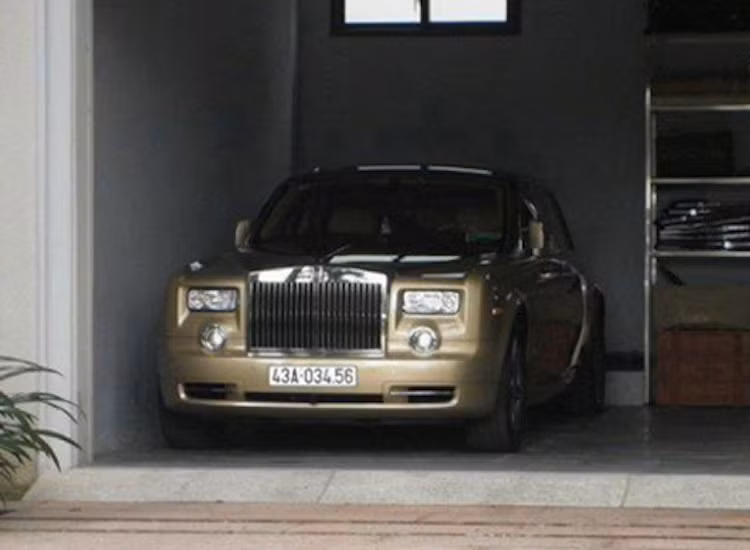 Rolls-Royce Phantom màu vàng cát với biển số tiến hiếm có.