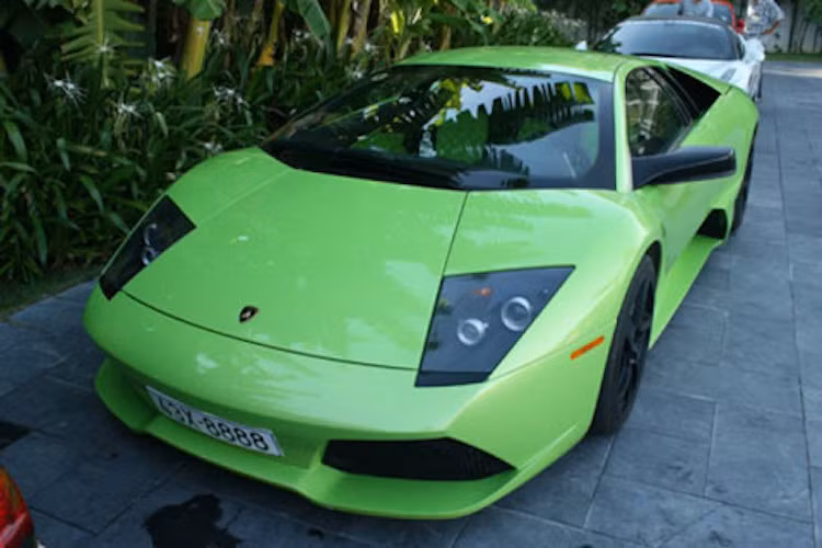 Siêu xe Lamborghini Murcielago LP640 màu xanh cốm chỉ có duy nhất một chiếc tại Việt Nam, về nước hồi cuối năm 2010, đeo biển tứ quý 8 và thuộc sở hữu của một thanh niên còn khá trẻ ở Đà Nẵng.