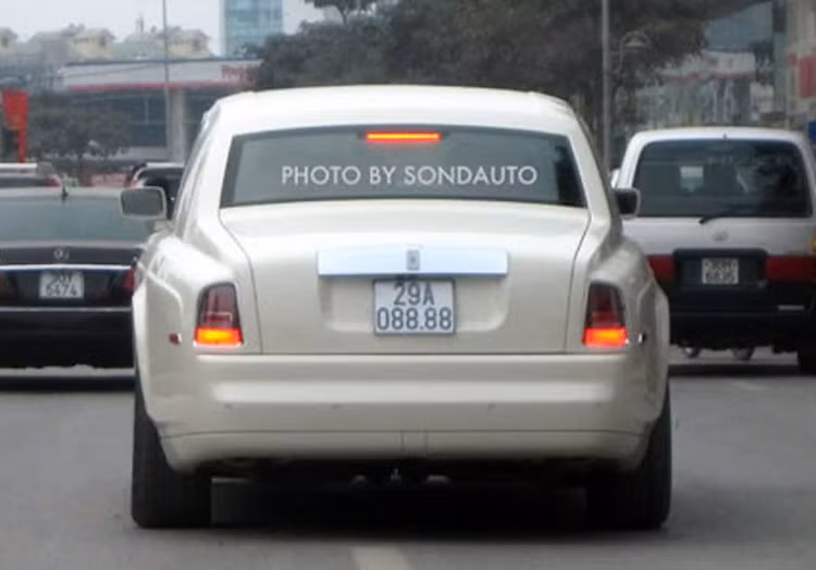 Trong giới chơi biển số xe, với loại biển 5 số có lẽ biển số 088.88 được xếp vào loại “khủng” nhất và nó càng thêm giá trị ghi gắn với một chiếc Rolls Royce Phantom mới trị giá ngót nghét 20 tỉ đồng.