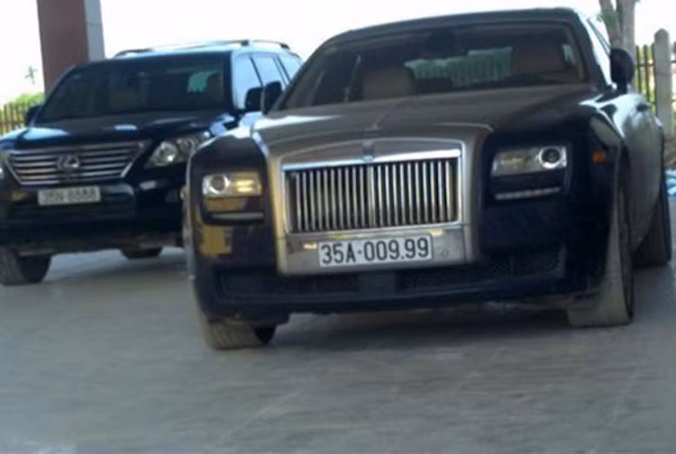 Siêu xe sang Rolls-Royce Ghost biển đẹp. Phía sau là một chiếc Lexus LX570 biển tứ quý 8.