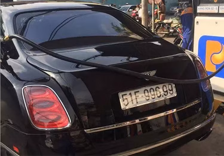 Đây có lẽ là chiếc siêu xe sang Bentley Mulsanne đầu tiên tại Sài thành mang biển số đẹp và khá dễ nhớ. Với cặp 99 lặp lại ở hai hàng đầu và cuối của dãy 5 số đây được xem là biển số đẹp, có giá trị cao.