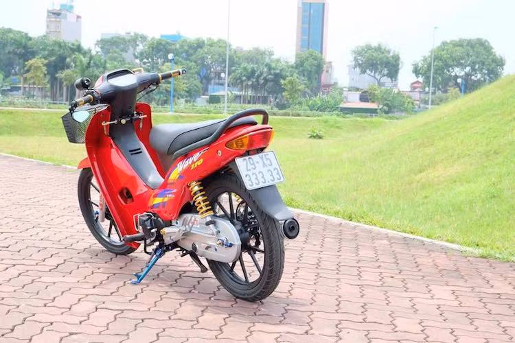 Tuy nhiên, điểm ấn tượng nhất của chiếc Honda Wave Thái này so với bao chiếc Wave kiểng khác ở Việt Nam đó là biển số ngũ quý 3 cực đẹp, khiến đẳng cấp của chiếc xe càng được nâng cao.