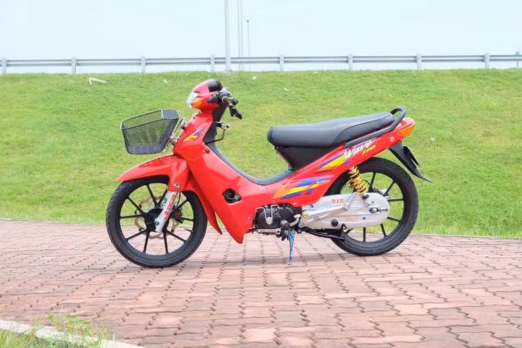 Ngày nay, Honda Wave nói chung và đặc biệt là những chiếc Wave với màu đỏ cờ vẫn tiếp tục được các biker ưa chuộng để độ, phổ biến nhất là phong cách độ kiểng. Chơi theo phong cách này, một biker tại Hà Nội đã dọn lại chiếc Wave Thái biển đẹp với dàn đồ chơi "hàng hiệu", khiến mẫu xe số phổ thông này trở nên đẳng cấp hơn.