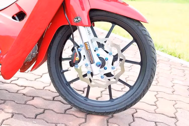 Ở phía trước, chiếc xe vẫn đi phuộc zin nhưng được hạ thấp để giảm trọng tâm và tạo dáng thể thao hơn. Đặc biệt, bộ bánh căm nguyên bản của xe đã được chủ nhân thay bằng vành Daytona của Nhật, kèm theo hệ thống phanh gồm heo Brembo Billet, đĩa Galfer 260 mm và dây dầu Spielger.