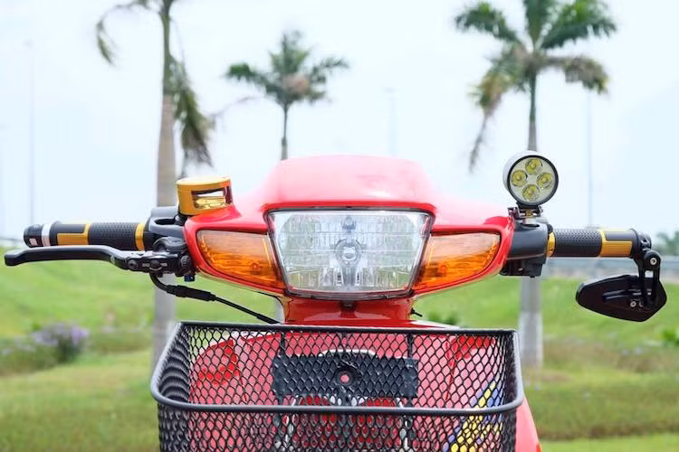 Phần trước chiếc xe được gần như giữ nguyên và thậm chí còn có cả giỏ trước như xe của các bà, các chị đi chợ trước đây. Tuy nhiên trên tay lái của xe đã được trang bị nhiều đồ chơi hấp dẫn.