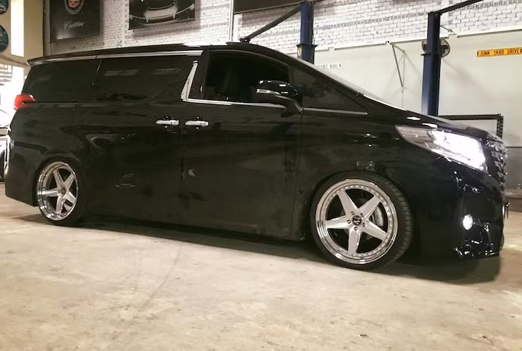 Thường được ứng dụng trên những mẫu xe minivan và sedan hạng sang có nguồn gốc từ Nhật, phong cách độ VIP kiểu Nhật Bản khiến chiếc xe trở nên sang trọng hơn với các chi tiết bóng bẩy, những màu sơn cổ điển như bạc, đen, trắng, mâm khủng và hệ thống treo thấp. Tại Nhật, "phi cơ mặt đất" MPV Toyota Alphard cũng là một mẫu xe thường xuyên được độ theo phong cách này.