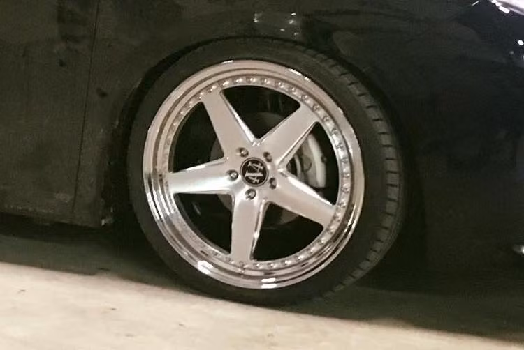 Trong đó, cả 4 bánh của chiếc xe đã được chủ nhân trang bị cho bộ mâm 5 cánh đơn thiết kế thể thao, được hoàn thiện bởi 2 phần hợp kim mạ chrome bóng loáng và phay xước đẹp mắt. Kích thước mâm xe cũng được tăng lên từ 18 thành 20 inch.