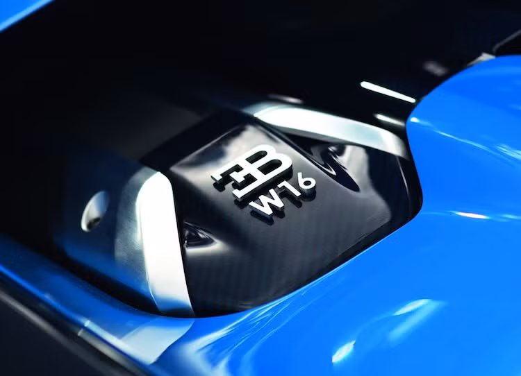 Cả Vision Gran Turismo và Chiron đều được trang bị động cơ W16 4 tăng áp 8.0l phát triển từ Veyron. Tuy nhiên nhờ được cải tiến lại, động cơ này đã có thể đạt công suất cực "khủng" 1500 mã lực và mô-men xoắn cực đại 1600 Nm trên Chiron. Hiện không ai ngoài Bugatti biết được sức mạnh thực sự của khối động cơ này trên Vision Gran Turismo.