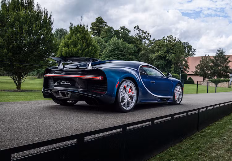 Tuy nhiên so với Vision Gran Turismo, Chiron phiên bản sản xuất hàng loạt có thân xe bớt "dữ dằn" hơn do không còn hàng loạt các chi tiết từ xe đua. Chạy dọc thân xe là một đường gân lấy cảm hứng từ chiếc Bugatti 57 Atlantic cổ, trong khi đường vòm chữ C hai bên thân xe đã trở thành "điểm nhận diện" của những chiếc Bugatti hiện đại.