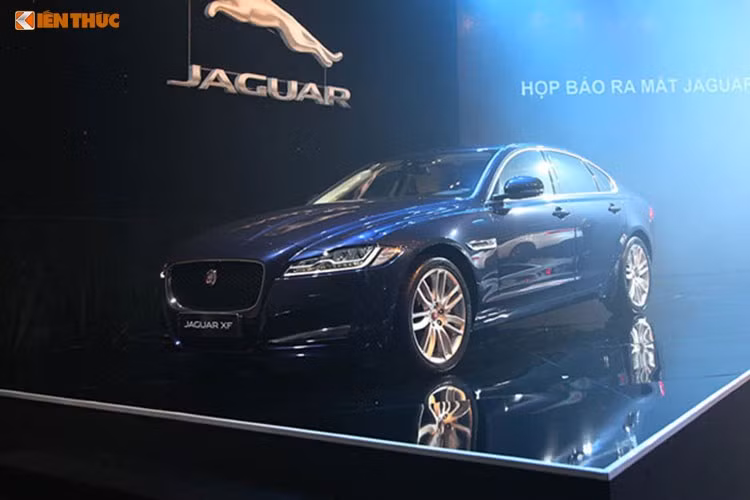 Trên nhiều thị trường thế giới, Jaguar XF có cả động cơ xăng và diesel. Tuy nhiên tại Việt Nam, Jaguar giới thiệu mẫu XF 2016 mới với hai phiên bản động cơ xăng I4 2.0L tăng áp và V6 3.0 Supercharged - đều được trang bị hộp số tự động 8 cấp.