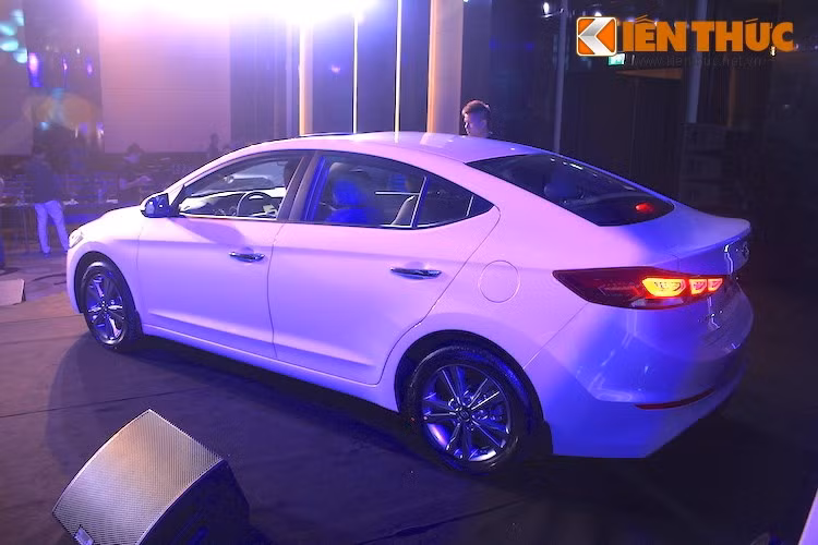 Tại Việt Nam, Elantra 2016 sẽ có 2 phiên bản động cơ xăng nạp khí tự nhiên. Trong đó phiên bản cao cấp nhất sẽ sử dụng động cơ Nu 2.0l 4 xi-lanh (156 mã lực/196 Nm) kết hợp với hộp số tự động 6 cấp. Ngoài ra, xe còn có thêm phiên bản động cơ Gamma II 1.6L 4 xi-lanh (128 mã lực/154,5 Nm) đi kèm với hộp số sàn 6 cấp hoặc tự động 6 cấp. Xe được bán với 3 phiên bản 1.6MT, 1.6AT và 2.0AT, có giá lần lượt là 615, 689 và 739 triệu đồng.