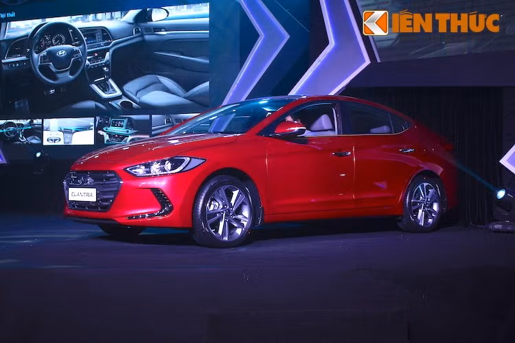 Mở đầu loạt xe ôtô mới được giới thiệu trong tháng 7/2016 là chiếc sedan compact Hyundai Elantra thế hệ mới, ra mắt tại Hà Nội vào ngày 12/7/2016. Là một dòng xe quan trọng của Hyundai với 10 triệu chiếc được bán ra qua 5 thế hệ, phiên bản Elantra thứ 6 đã được hãng xe Hàn thiết kế lại toàn bộ từ trong ra ngoài.