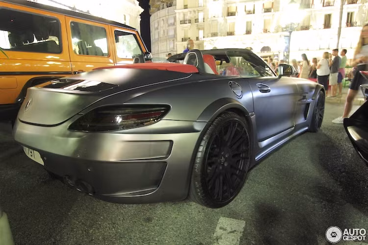 Khối động cơ V8 của SLS AMG Roadster được giữ nguyên khi hãng độ Hamann chỉ độ lại ECU, lắp cho chiếc xe hệ thống xả thể thao và lọc gió độ. Nhờ đó, công suất của chiếc xe đã đạt 627 mã lực cùng mô-men xoắn cực đại 680 Nm.