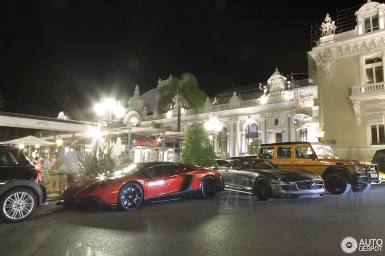 Là hàng hiếm Thế giới, một chiếc SLS AMG Hawk vừa bị bắt gặp bởi những tay săn ảnh siêu xe bên cạnh Mercedes G63 AMG và Lamborghini Aventador Roadster tại Monaco. Có diện tích chỉ 2 km vuông nhưng công quốc này là nơi hội tụ của các "đại gia" giàu nhất Thế giới, dẫn tới siêu xe "tràn ngập" đường phố.