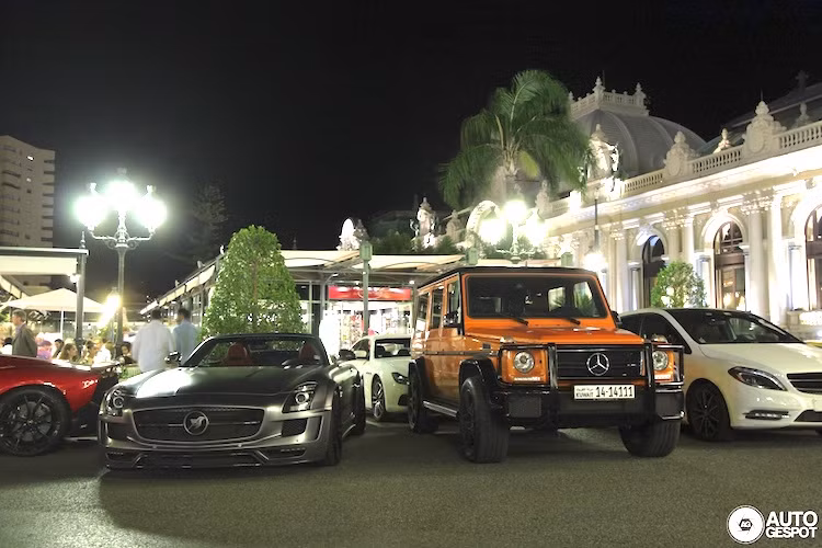 Vào năm 2002, hãng độ Hamann đã lần đầu tiên giới thiệu gói nâng cấp "đại bàng" Hawk dành cho mẫu siêu xe mui trần Mercedes SLS AMG Roadster, không chỉ độ lại kiểu dáng mà còn cả động cơ của xe.