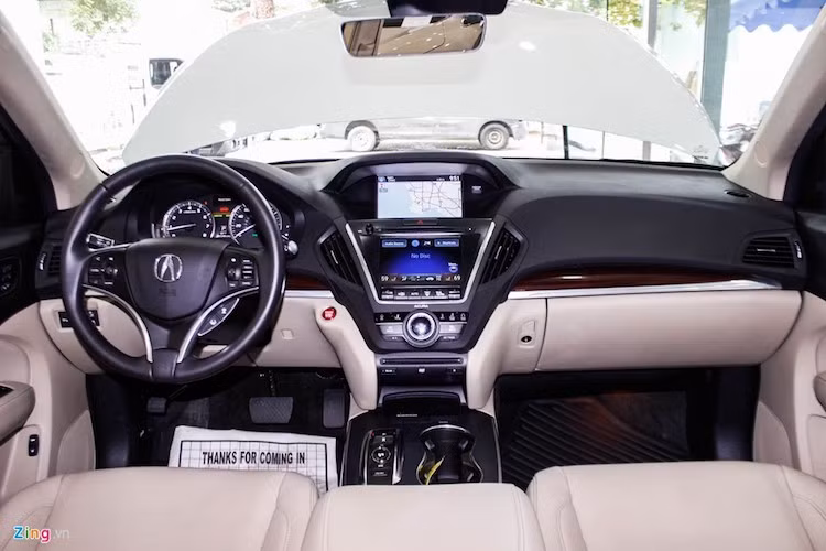 Nội thất của phiên bản mới này đã được cắt giảm một số nút khiến xe bớt rối nhờ bổ sung thêm màn hình cảm ứng 7 inch phía dưới bảng điều khiển trung tâm và một màn hình 8 inch phía trên.