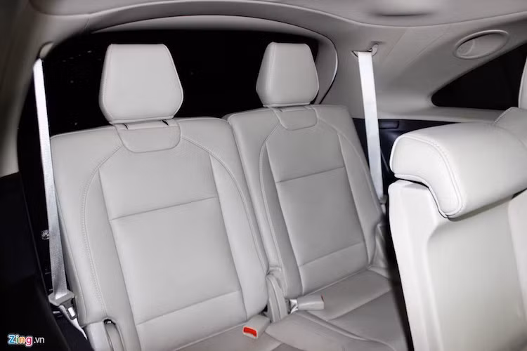 Acura MDX là chiếc CUV đầu tiên của hãng được bổ sung hàng ghế thứ 3. Thân xe chia sẻ nền tảng với Honda Pilot. Trong khi Pilot có 8 chỗ ngồi, MDX chỉ được bố trí 7 chỗ, hàng ghế thứ 3 đủ chỗ cho 2 người.