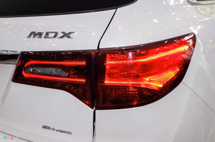 Cụm đèn hậu được thiết kế lại, mỏng hơn thế hệ trước.