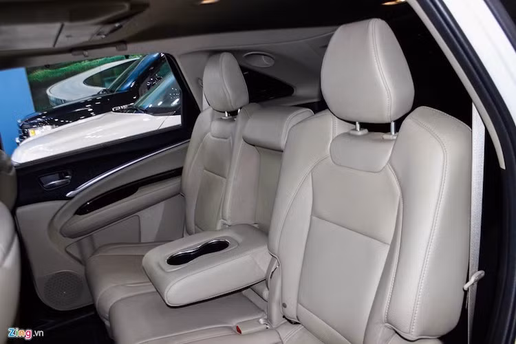 MDX phiên bản 2016 cũng bổ sung thêm túi khí đầu gối, nâng tổng số túi khí lên 10. Các hệ thống phòng ngừa va chạm chủ động, hệ thống cảnh báo đỗ xe và hệ thống phanh khẩn cấp cũng được trang bị.