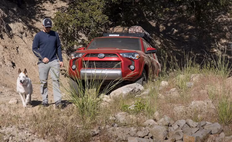Hệ dẫn động 4 bánh của xe còn được bổ trợ thêm bởi hệ thống kiểm soát địa hình Crawl Control đặc trưng của Toyota bằng cách giữ tốc độ ổn định khi đi qua các chướng ngại vật, cũng như hệ thống treo linh hoạt Kinetic Dynamic.