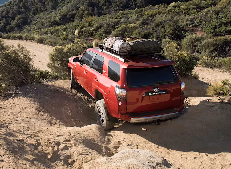 Hệ thống này cũng cho phép người lái có thể kiểm soát sự mất độ bám của bánh xe. Cả 4Runner TRD Off-Road và Off-Road Premium cũng đều được trang bị vi sai cầu sau khóa điện tử cùng hộp chuyển tỉ số truyền.