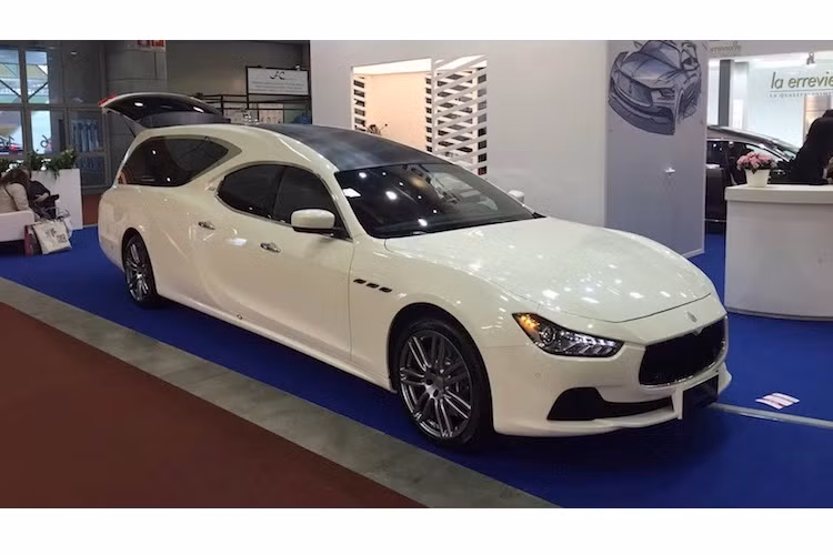 Từ phía cột A trở về phía trước, Ellena G 3.0 có thiết kế không khác gì so với những chiếc Ghibli bình thường khác. Tuy nhiên phần thân xe phía sau đã được độ lại một cách triệt để nhằm phục vụ cho mục đích chở quan tài.