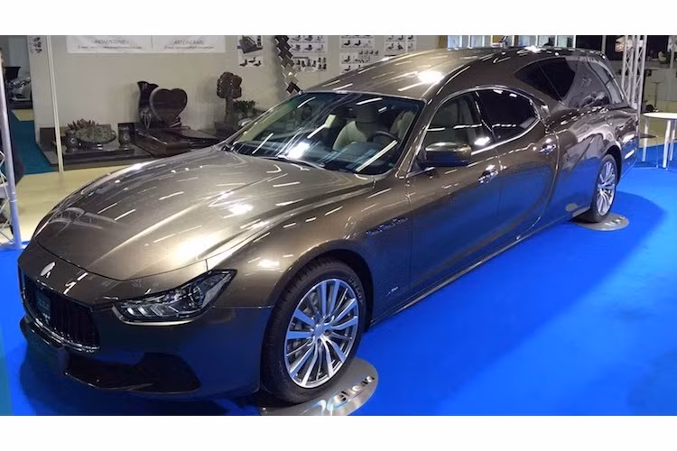 Đúng như tên gọi, Ellena G 3.0 dựa trên phiên bản Ghibli Diesel được trang bị động cơ dầu 3.0l V6 tăng áp kép, có công suất tối đa 266 mã lực và mô-men xoắn cực đại lên tới 570 Nm. Xe vẫn sử dụng hộp số 8 cấp ZF và hệ dẫn động cầu sau.